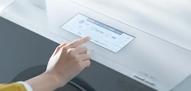 大型のカラータッチパネルを操作しているイメージ図